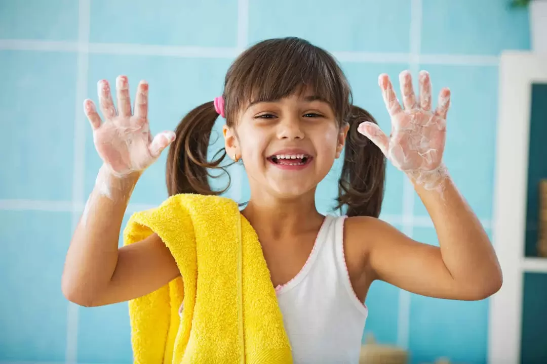 lavarsi le mani per prevenire l'infezione da vermi