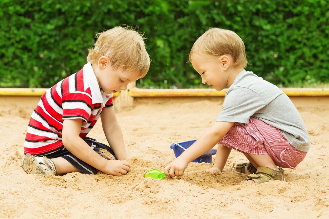 i bambini vengono infettati dai vermi nella sandbox