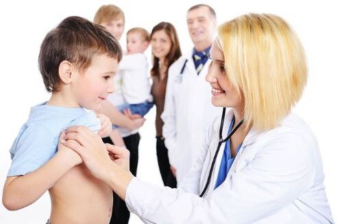 il medico esamina un bambino con i vermi